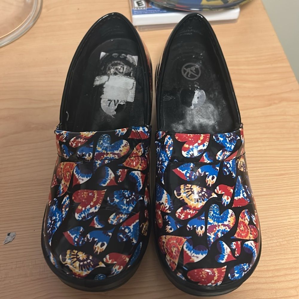 Easy Works By Easy Street Laurie 7 W Clogs Tie Dye Hearts Slip Resistant - Picture 6 of 7